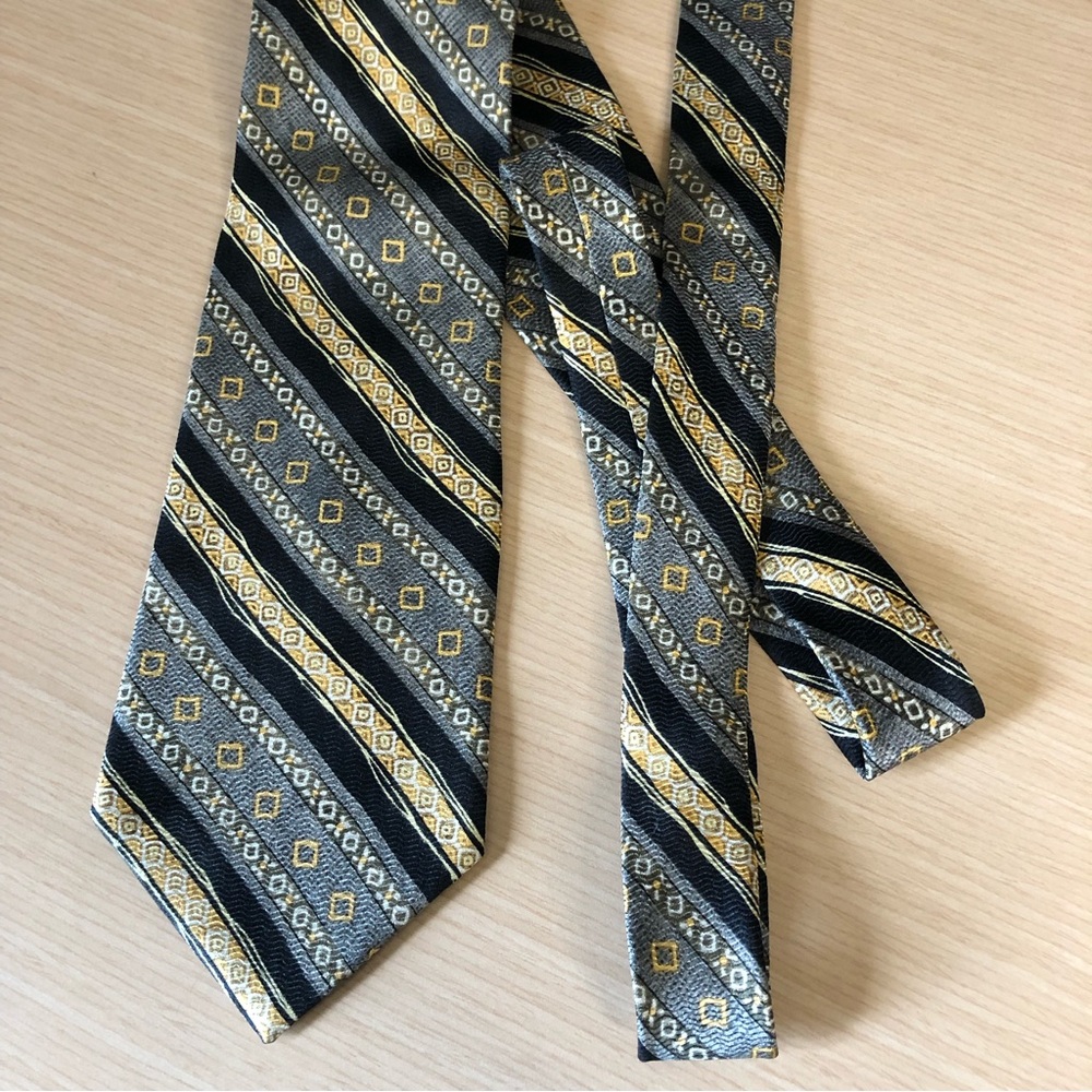 💕2/$30 💕Bill Blass 100% Silk Patterned Tie